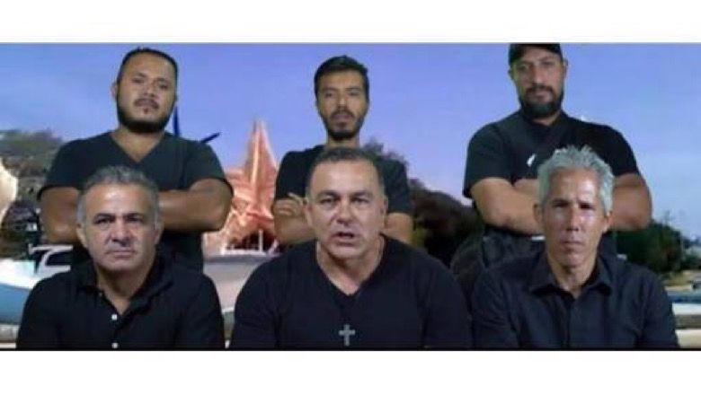 «Líder” de autodefensas regala iPhones para que se sumen a su causa