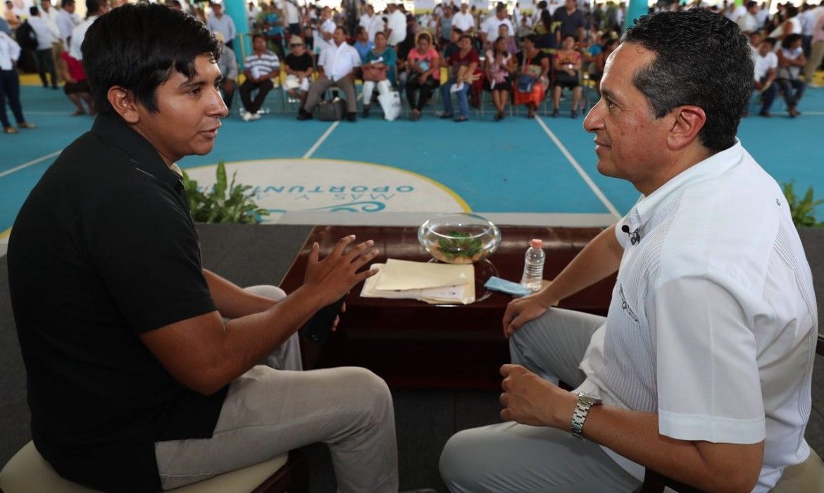 Atiende Carlos Joaquín a gente de Tulum en “Platícale al gobernador”