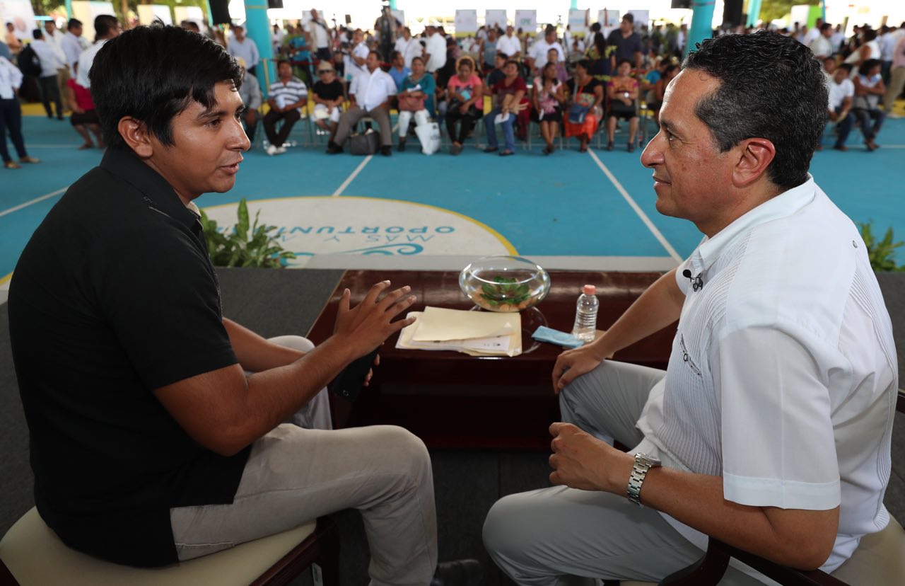 Atiende Carlos Joaquín a gente de Tulum en “Platícale al gobernador”