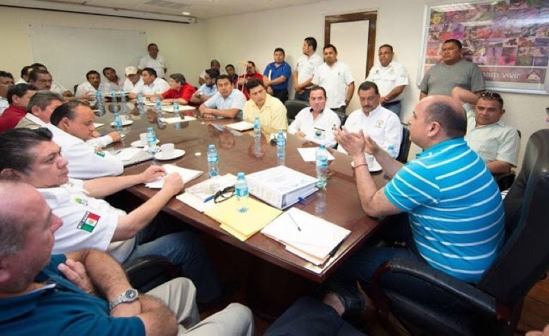 En Tulum, Sintra también entrega placas de taxi del borgismo