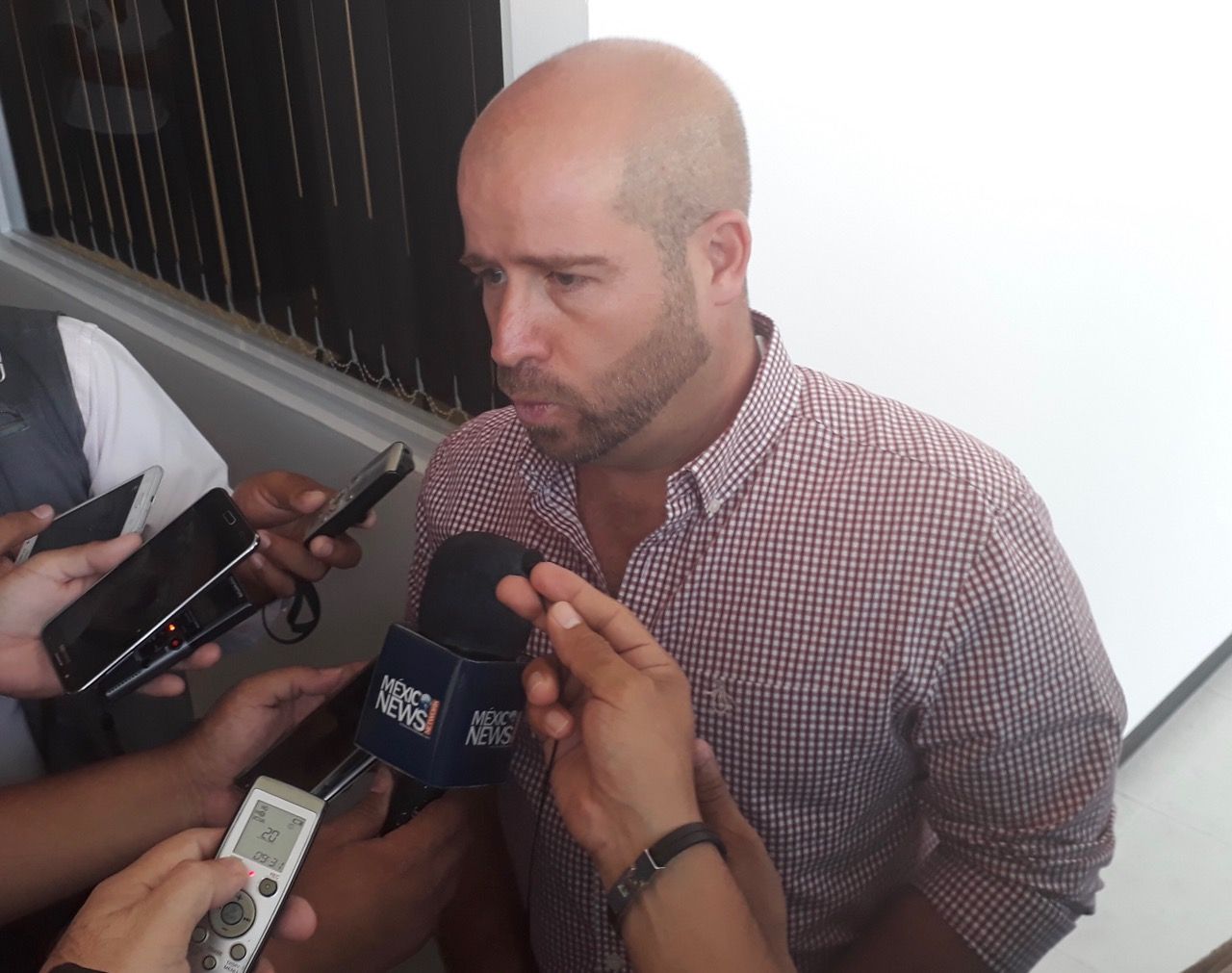 Exige PVEM comparecencia de funcionarios por uniformes escolares