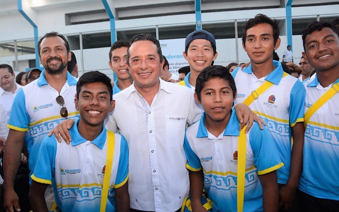 Con una nueva alberca semi-olímpica y la rehabilitación del CEDAR Cancún y el Palacio de los Deportes de Chetumal, se impulsa el deporte: Carlos Joaquín
