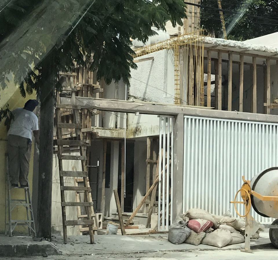 Ayuntamiento prepara denuncias penales contra construcciones irregulares en la SM 2A