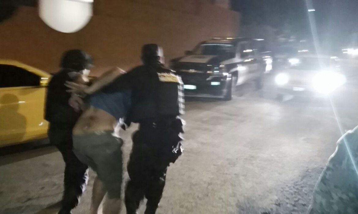 El colmo: policía ebrio dispara contra una casa