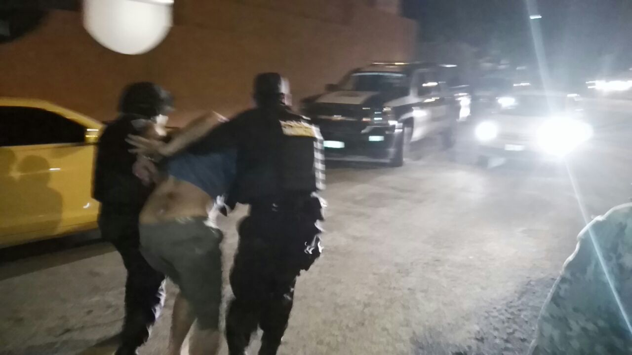 El colmo: policía ebrio dispara contra una casa