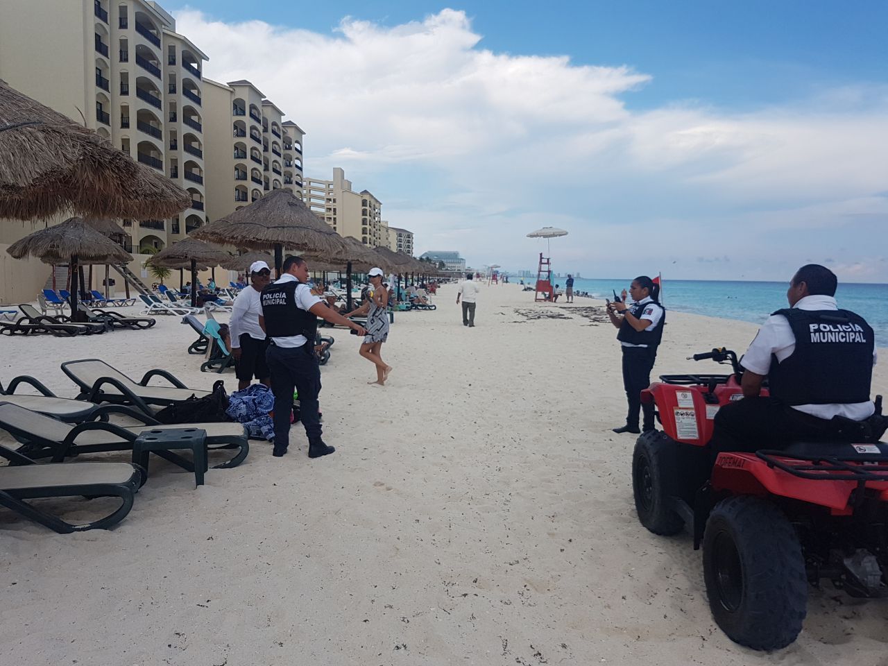 Retiran ambulantes de la Zona Hotelera
