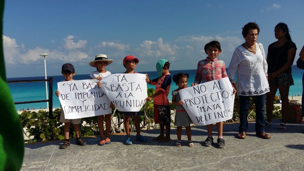 Forman “cadena humana” en defensa de playa Delfines