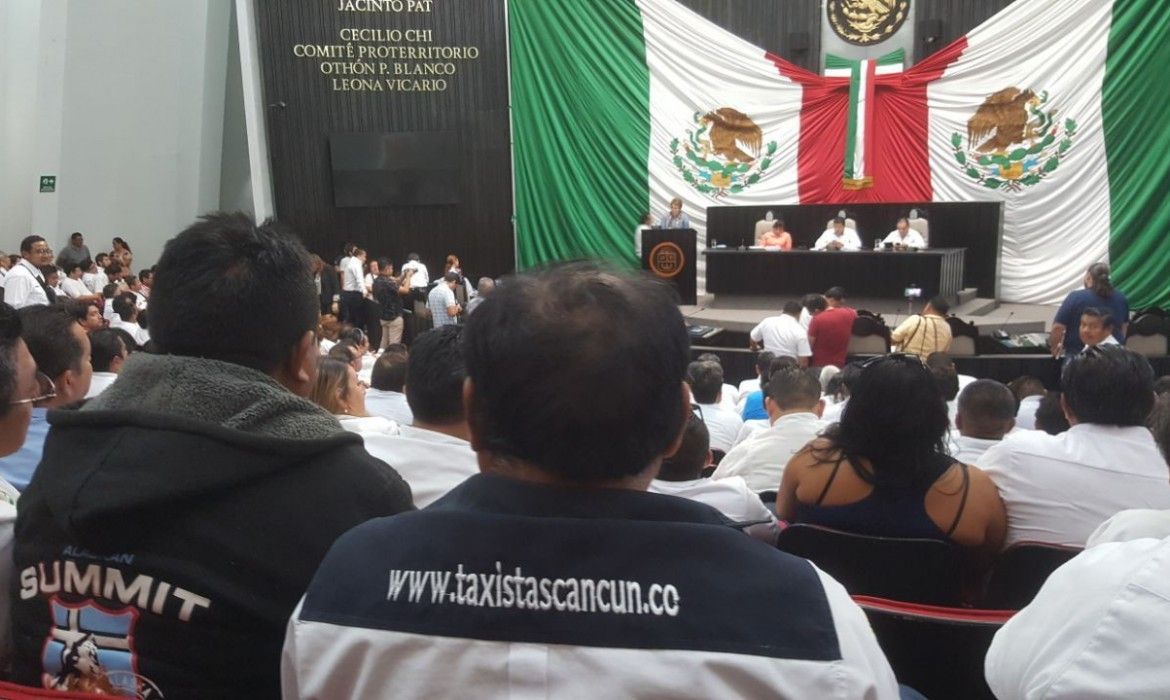 Se manifiestan taxistas en Cancún y en el Congreso contra regularización de Uber