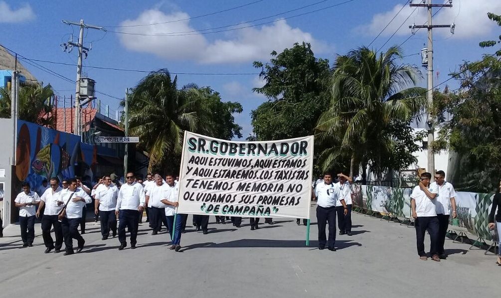 Protestan taxistas de Playa contra Uber