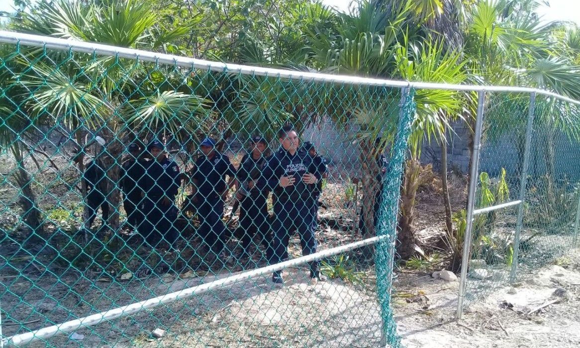 Policías de Isla Mujeres cuidan predio de un particular en vez de estar en las calles, denuncian