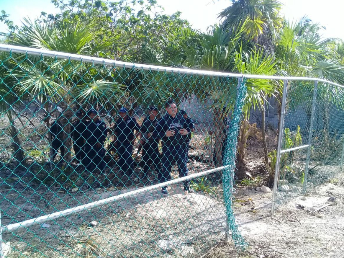 Policías de Isla Mujeres cuidan predio de un particular en vez de estar en las calles, denuncian