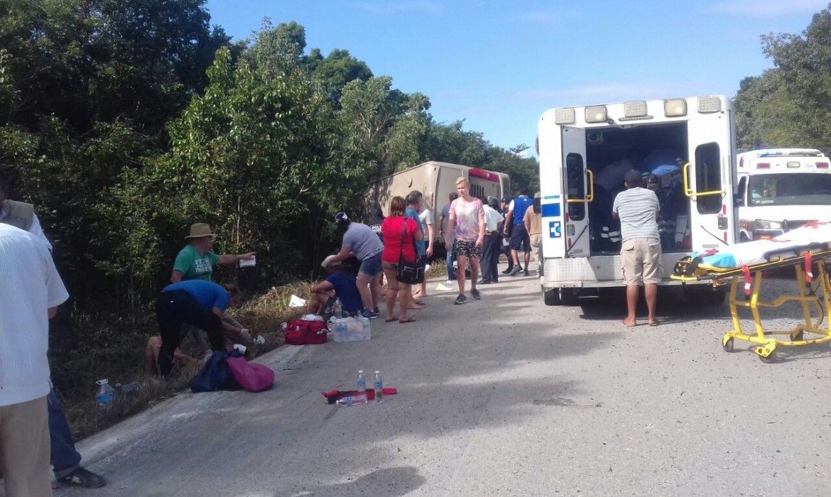 Mueren 12 personas en volcadura en carretera; FGE investiga causas