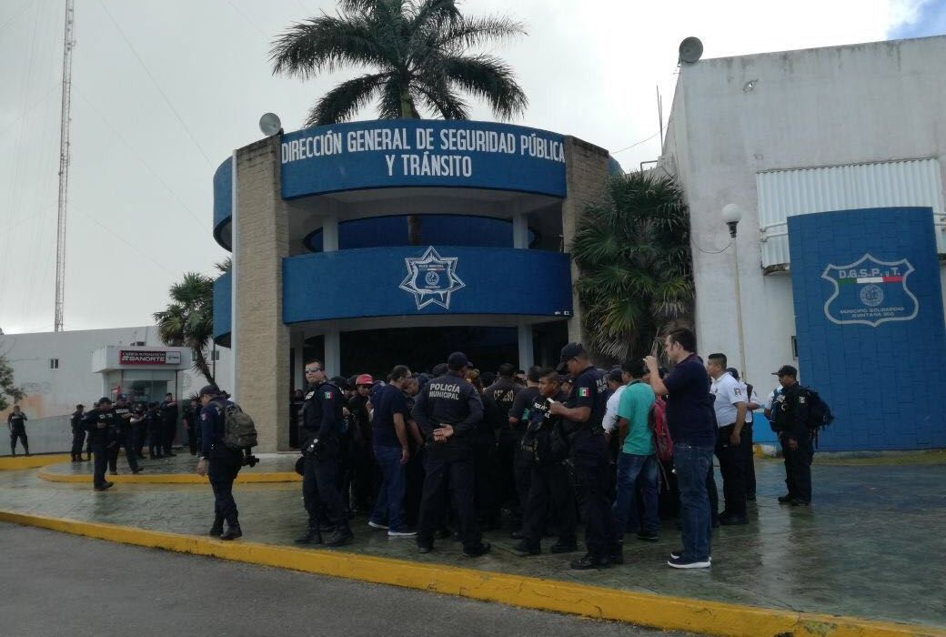 Protesta de policías en Playa del Carmen | Dispone alcaldesa pago único y equitativo