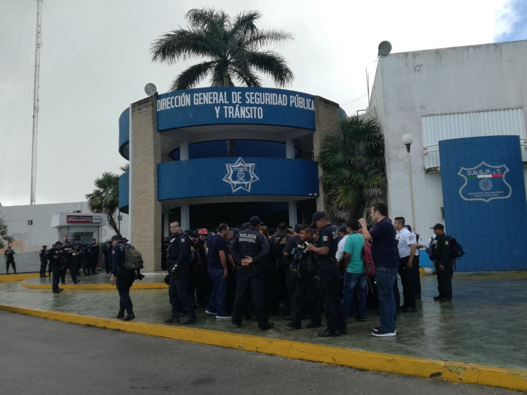 Protesta de policías en Playa del Carmen | Dispone alcaldesa pago único y equitativo