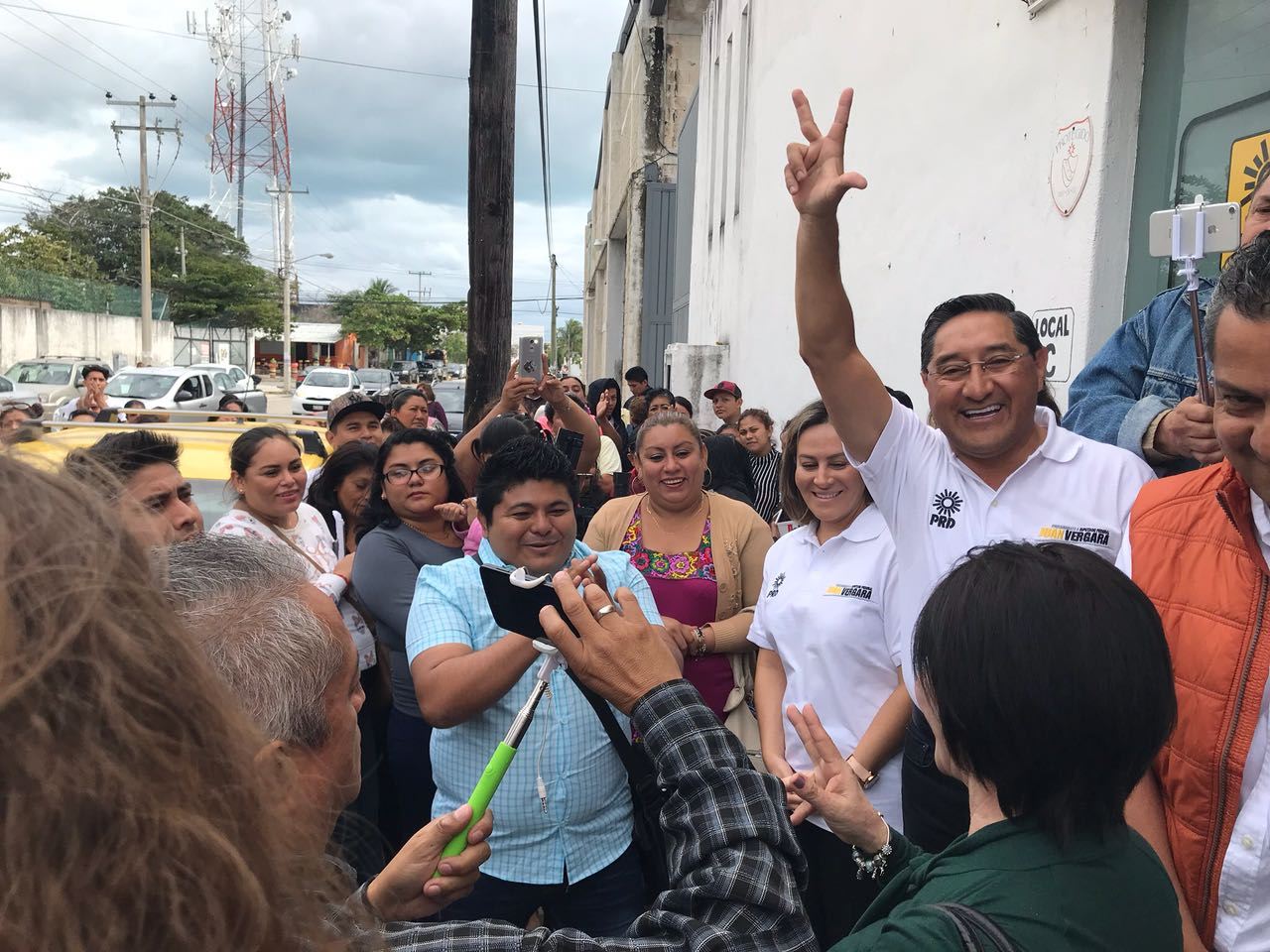 Renuncia Juan Vergara a precandidatura en el PRD