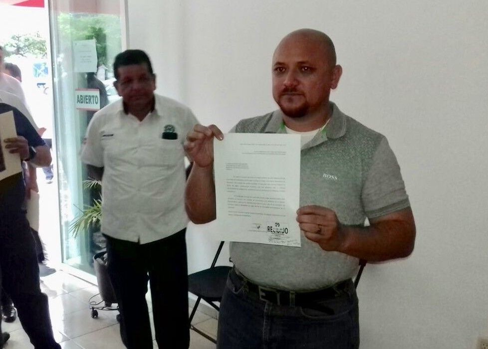 Líder taxista de Playa renuncia al PRI; escucha propuestas de otros partidos