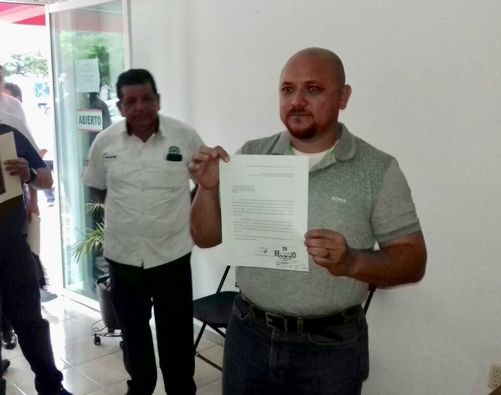 Líder taxista de Playa renuncia al PRI; escucha propuestas de otros partidos