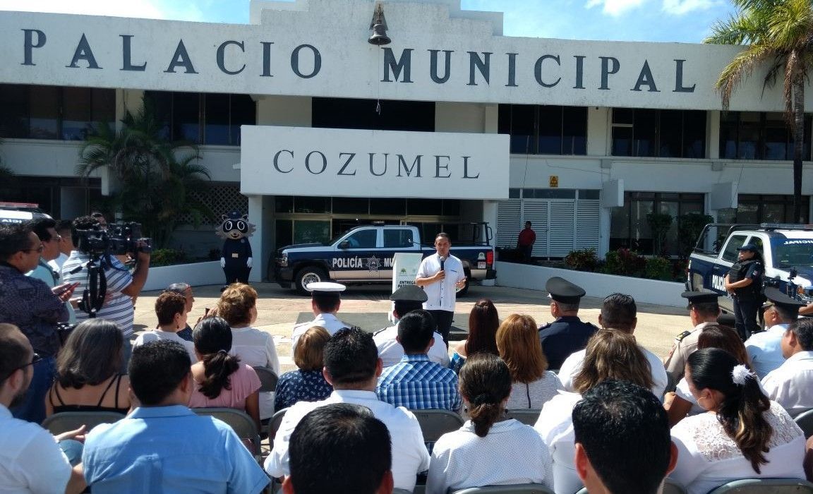 Recibe Perla patrullas; “Hoy se acaban los rumores de que hay distanciamiento”, dice frente a CJ