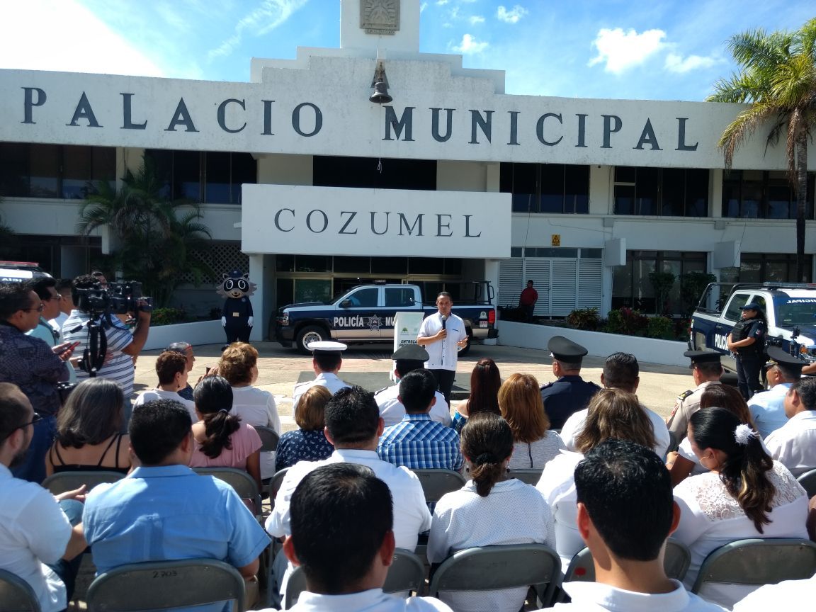 Recibe Perla patrullas; “Hoy se acaban los rumores de que hay distanciamiento”, dice frente a CJ