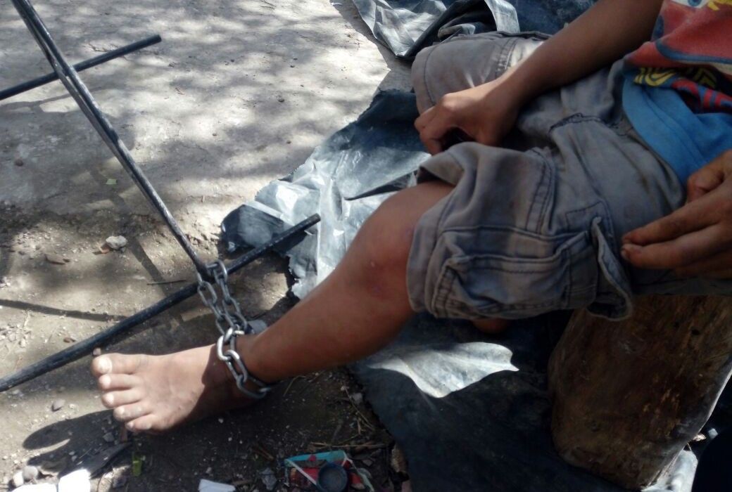 Rescatan a tres niños encadenados de los pies en Cancún