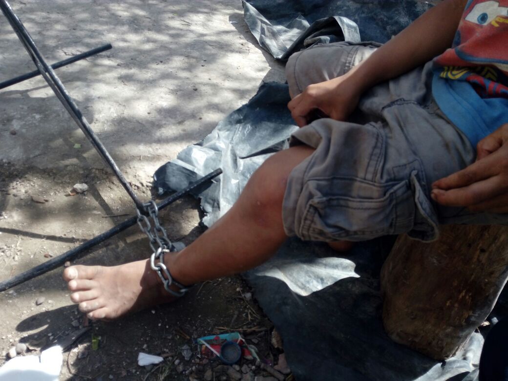 Rescatan a tres niños encadenados de los pies en Cancún