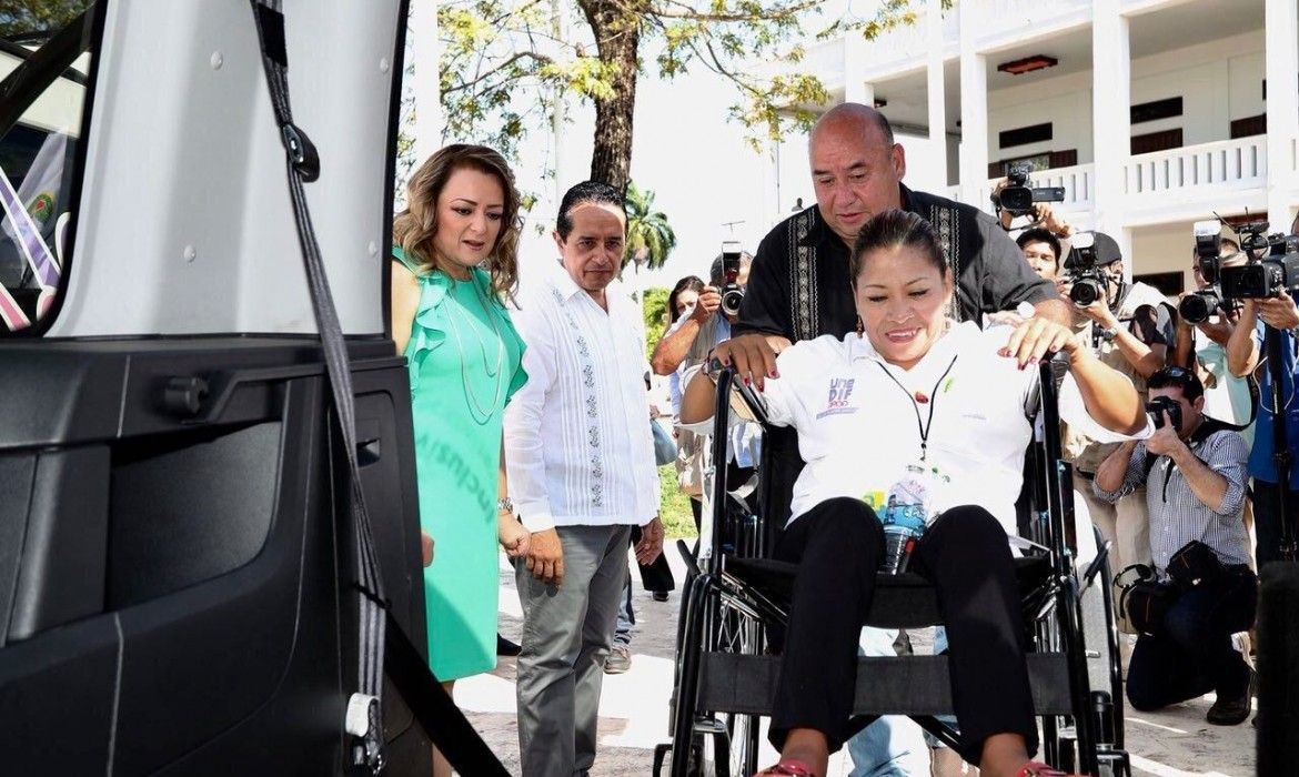 Carlos Joaquín entrega 15 vehículos para el transporte de tres mil personas con discapacidad