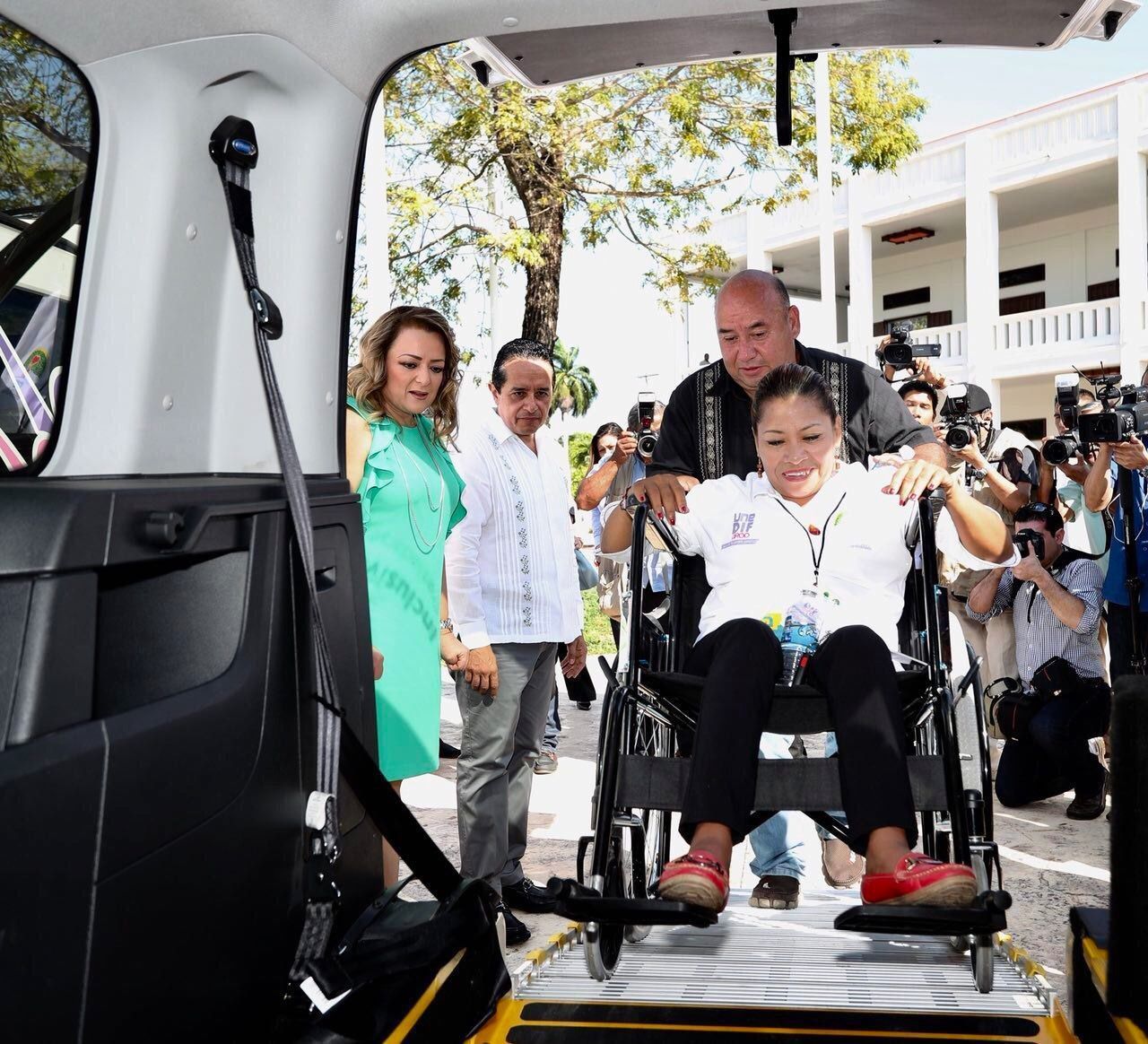 Carlos Joaquín entrega 15 vehículos para el transporte de tres mil personas con discapacidad