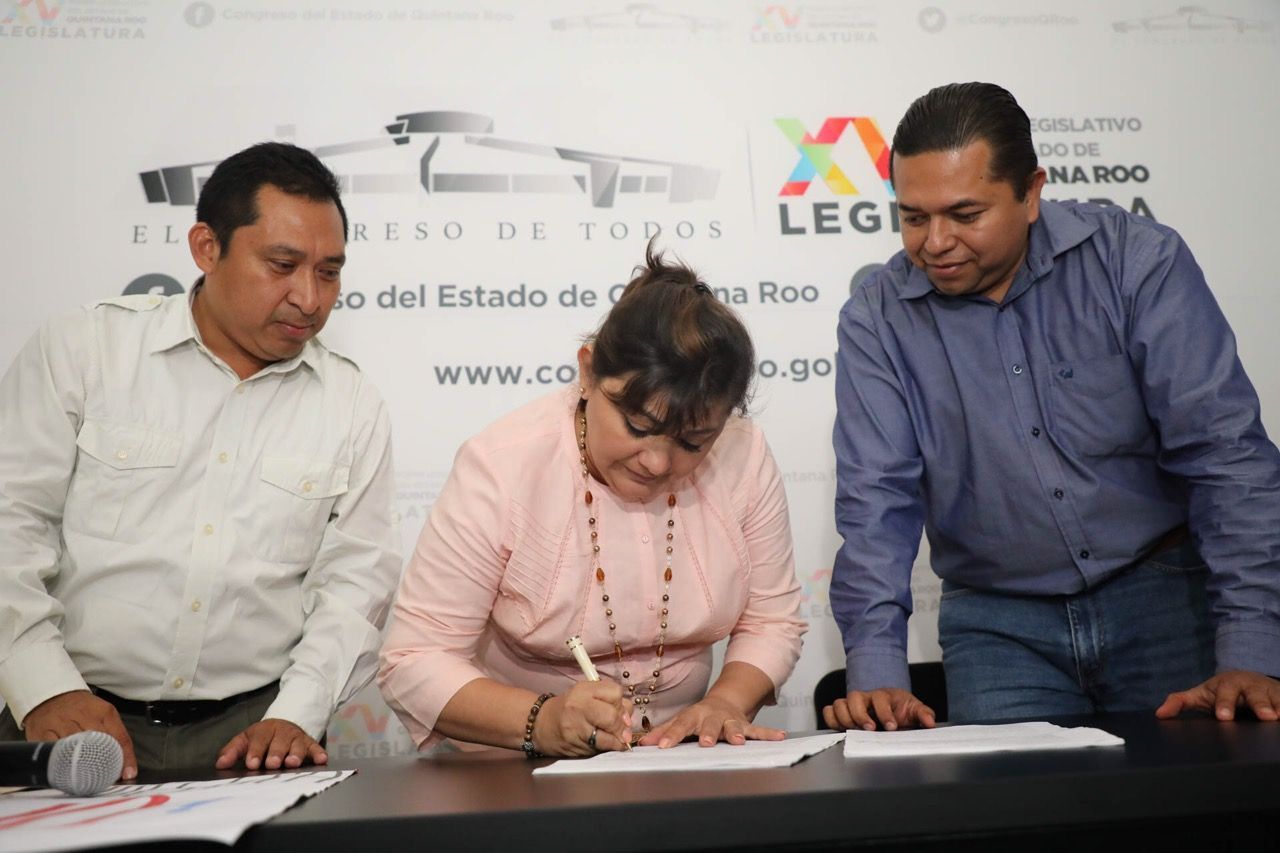 Reciben legisladores iniciativa ciudadana para reformar ley de tarifas de agua potable