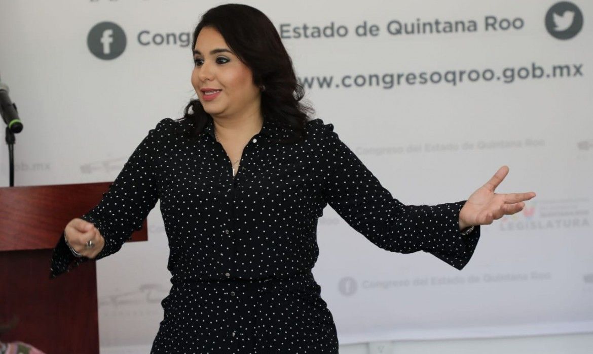 Mayuli pide licencia para ir por senaduría