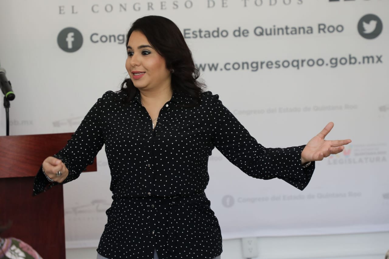 Mayuli pide licencia para ir por senaduría