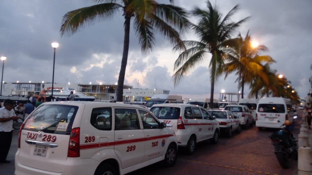 Taxistas bloquean malecón de Cozumel | Hubo cortes en Cancún, Playa y Chetumal