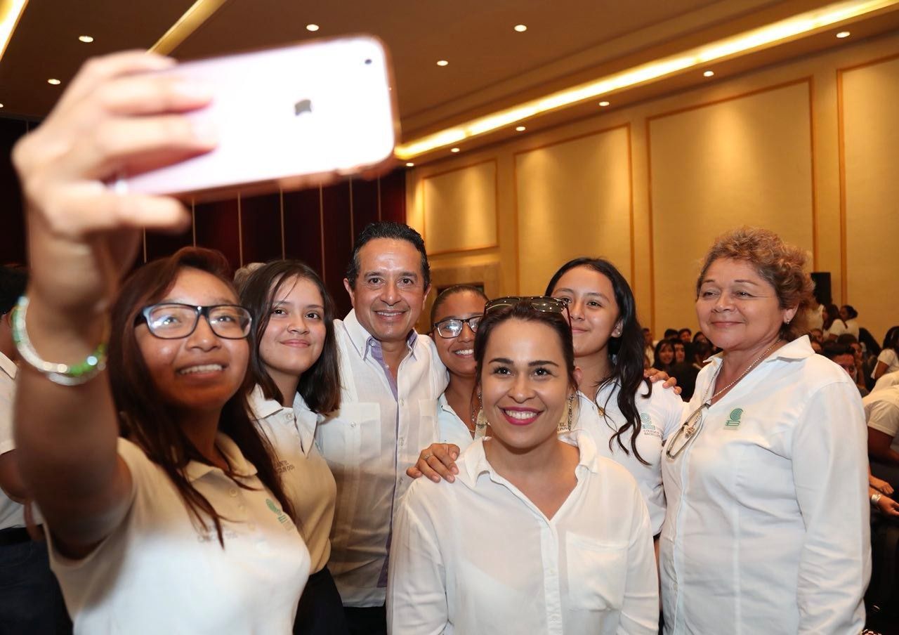 Los títulos profesionales deben verse reflejados en los empleos: Carlos Joaquín