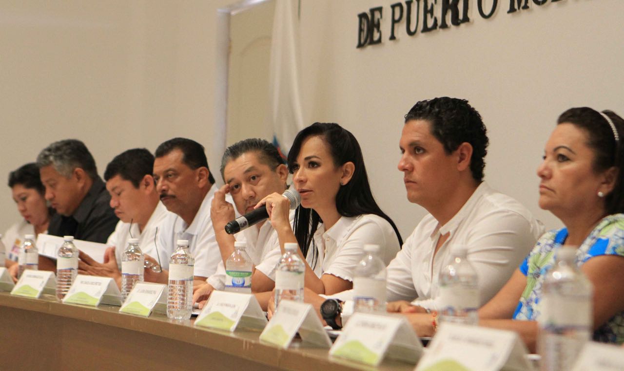 Laura Fernández pide licencia para ir por la reelección