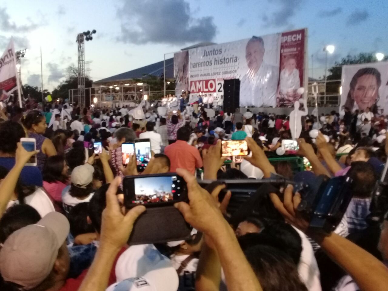 Pide AMLO en Playa voto para sus candidatos