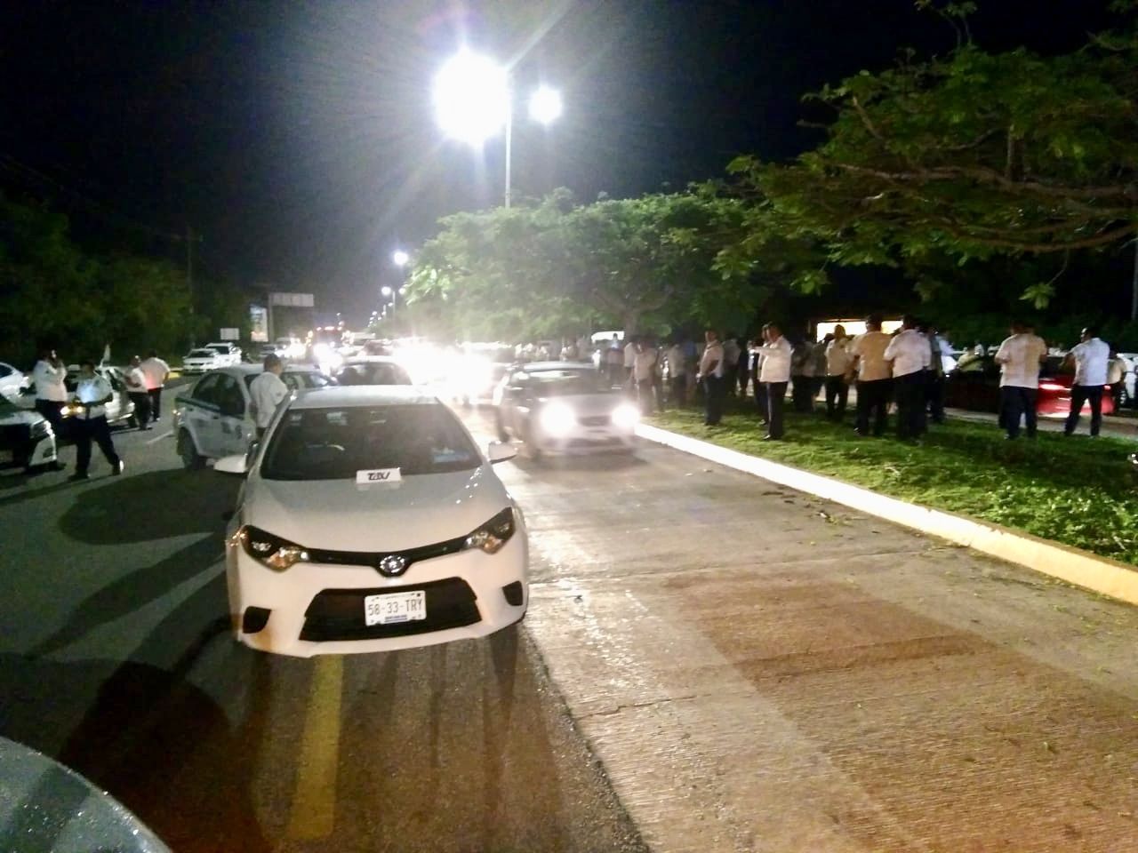 LA LEY “COLOCA A LA GENTE COMO PRIORIDAD”: GOBIERNO | Taxistas responden con bloqueos