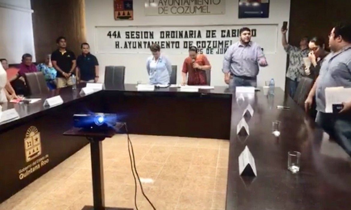 Perla levanta sesión abruptamente, y regidores advierten que no firmarán acta de Cabildo