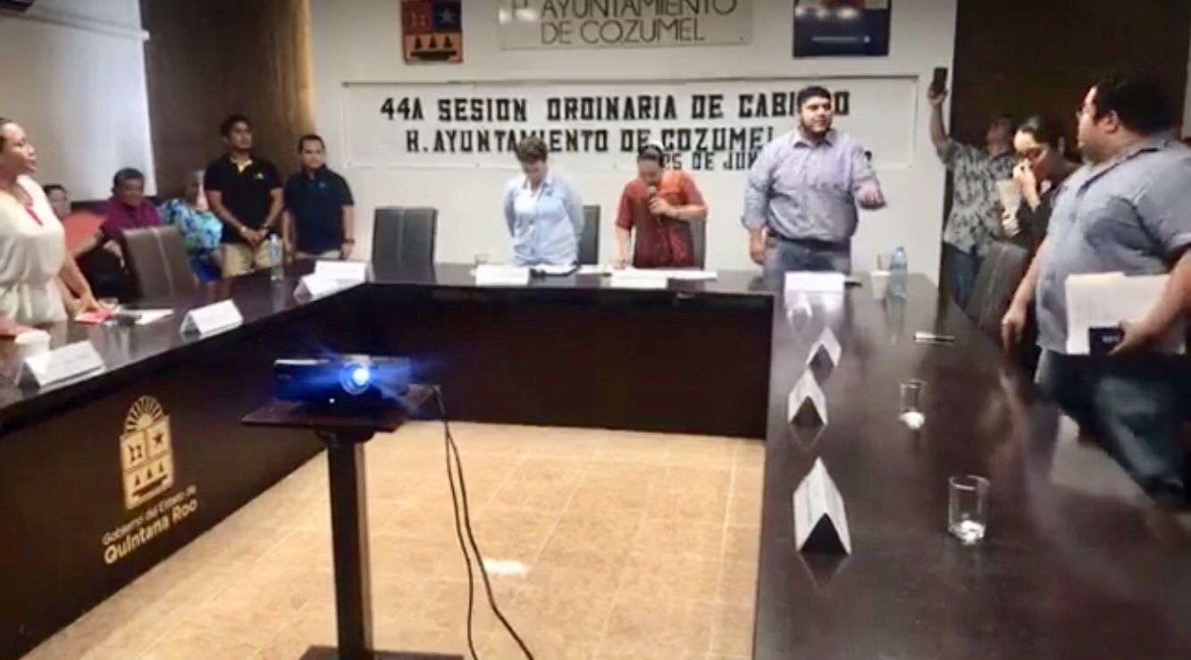 Perla levanta sesión abruptamente, y regidores advierten que no firmarán acta de Cabildo