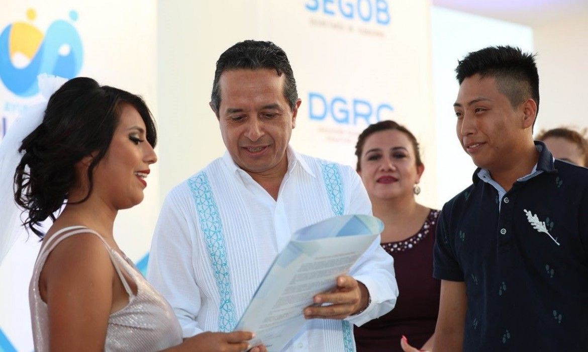 El gobierno de Carlos Joaquín simplifica y transparenta trámites para combatir la corrupción