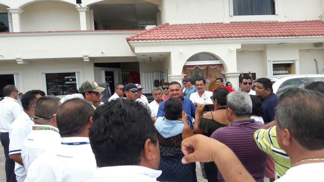 No cesa conflicto de taxistas en Cozumel