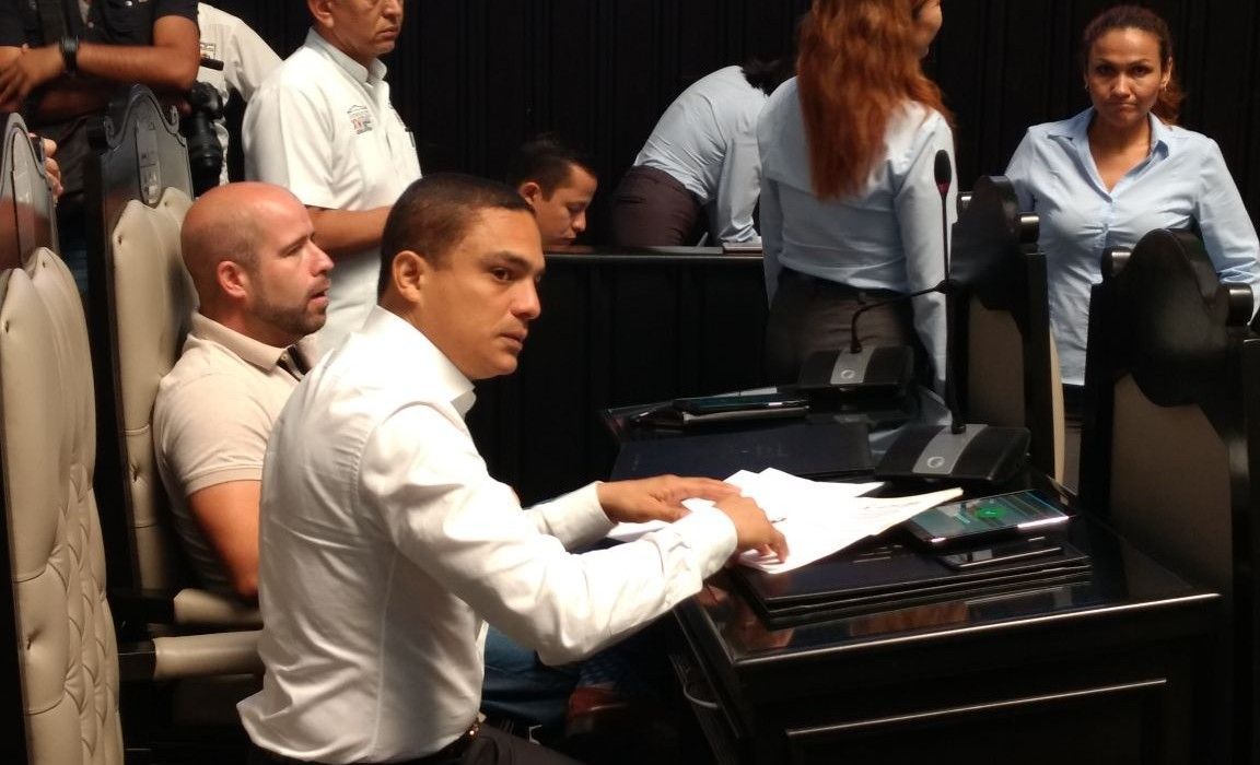 Raymundo King votó a favor de aumentar IVA, pero ahora le exige a AMLO que lo baje