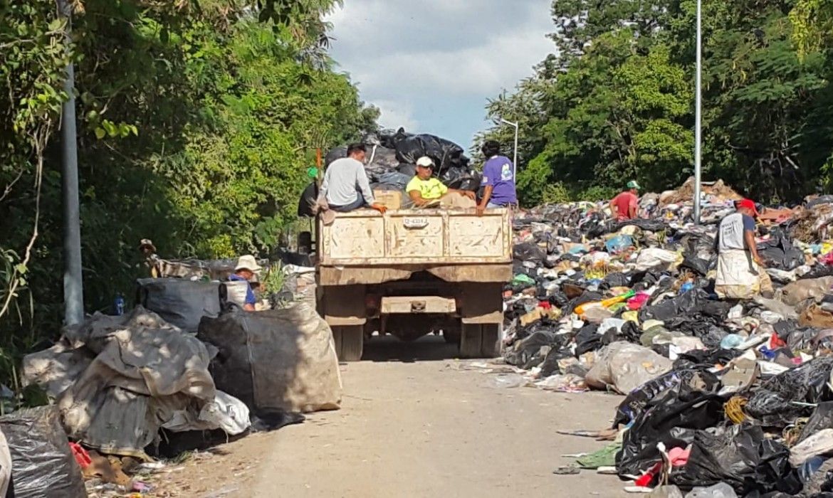 CRISIS EN CHETUMAL | El Estado apoya con 10 volquetes para recoger basura, y 113 MDP para vialidades