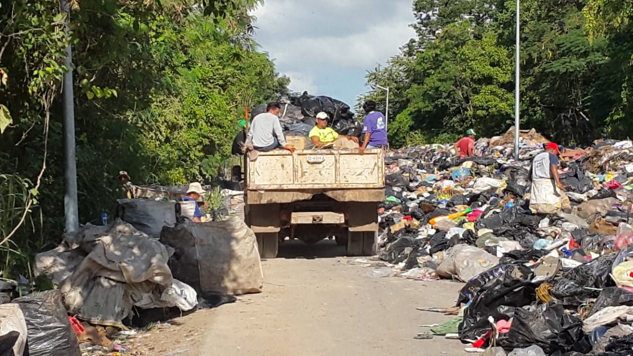 CRISIS EN CHETUMAL | El Estado apoya con 10 volquetes para recoger basura, y 113 MDP para vialidades