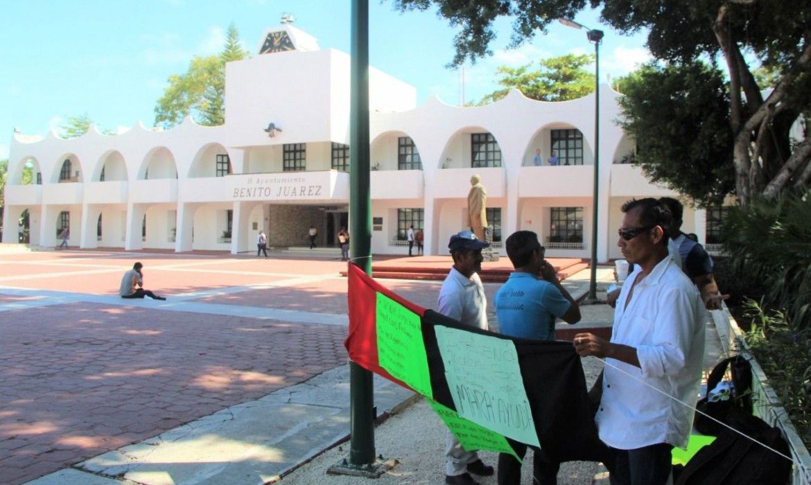 OTRO CONFLICTO EN BJ | Empleados de “Inteligencia México” protestan afuera del Ayuntamiento