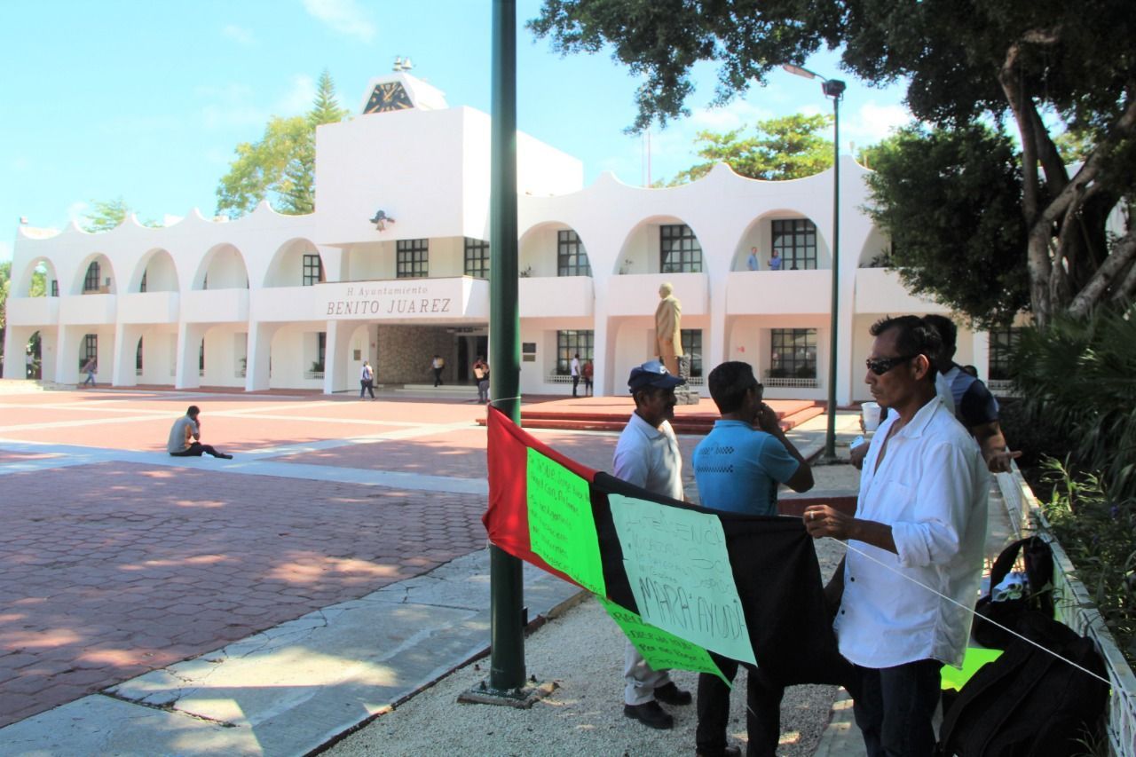 OTRO CONFLICTO EN BJ | Empleados de “Inteligencia México” protestan afuera del Ayuntamiento