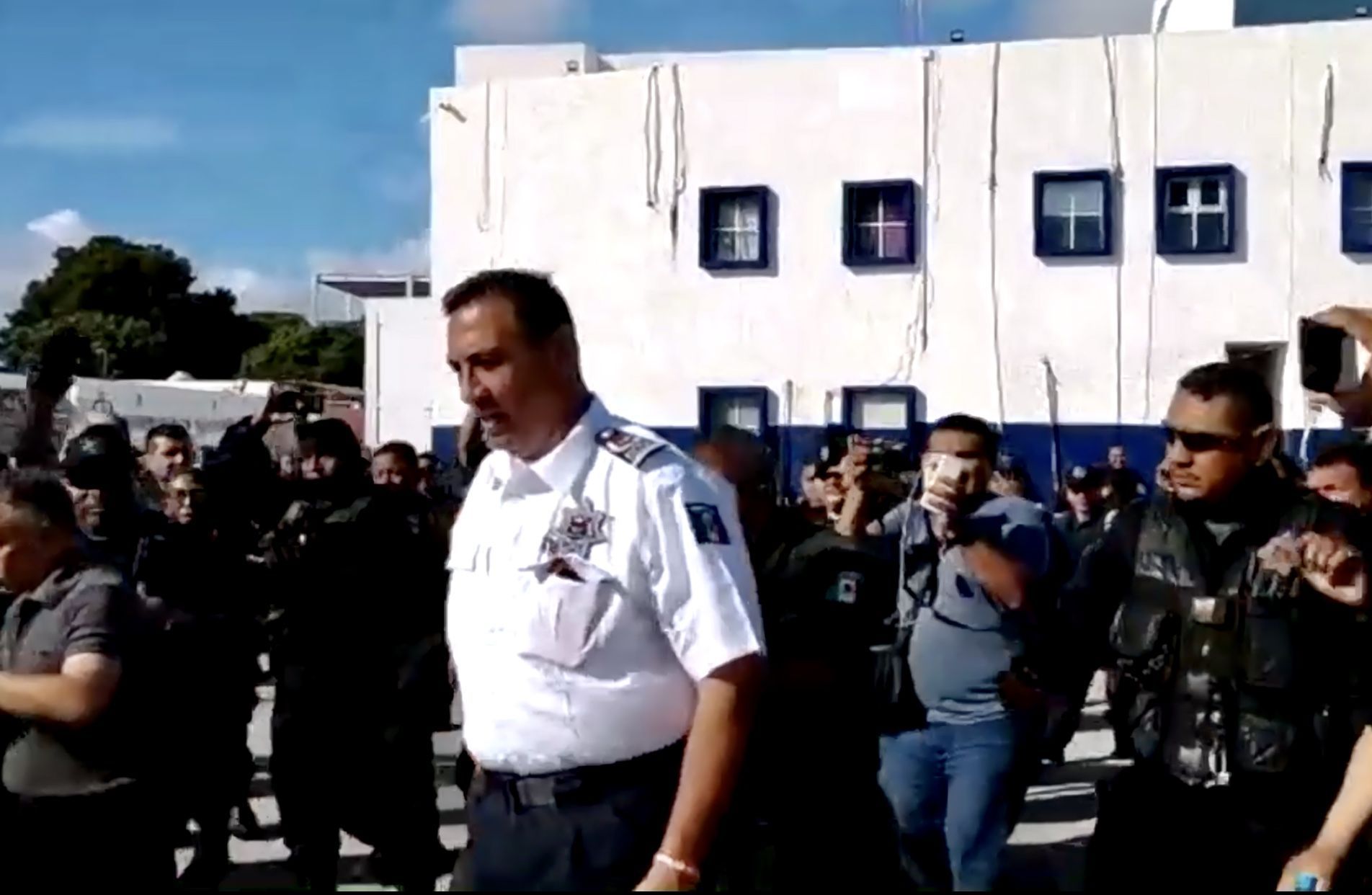 Vinculan a proceso a policías acusados de motín en Cancún