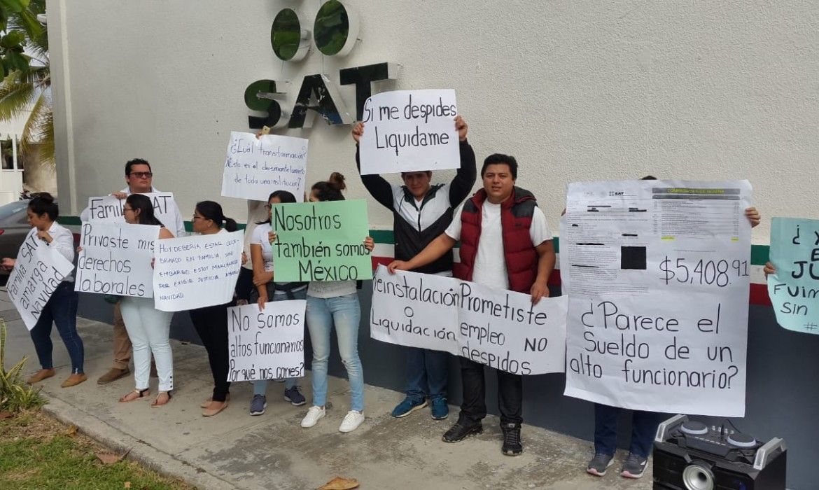 Ex empleados del SAT denuncian presiones para firmar renuncias
