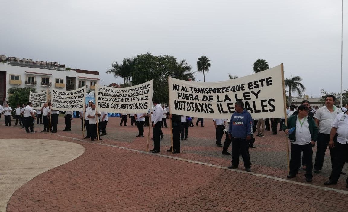 Marchan taxistas en Playa del Carmen contra mototaxis