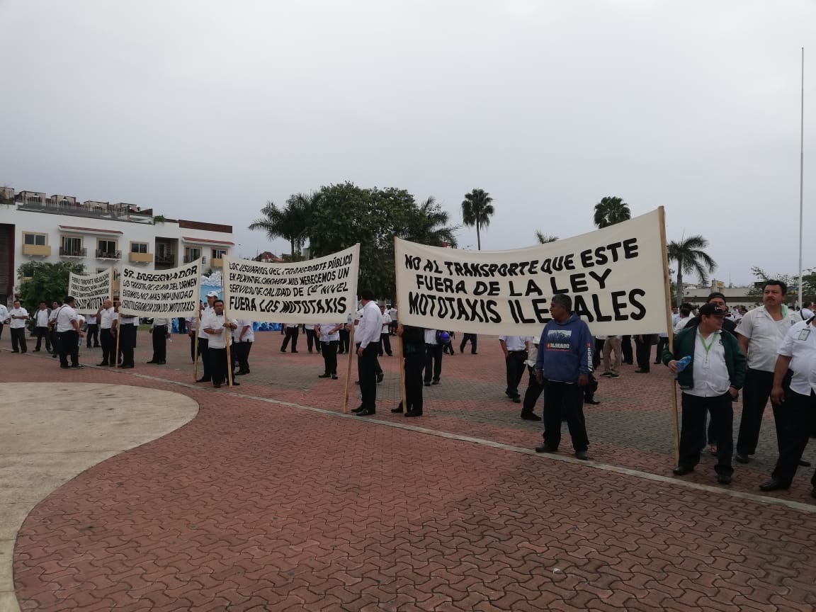 Marchan taxistas en Playa del Carmen contra mototaxis