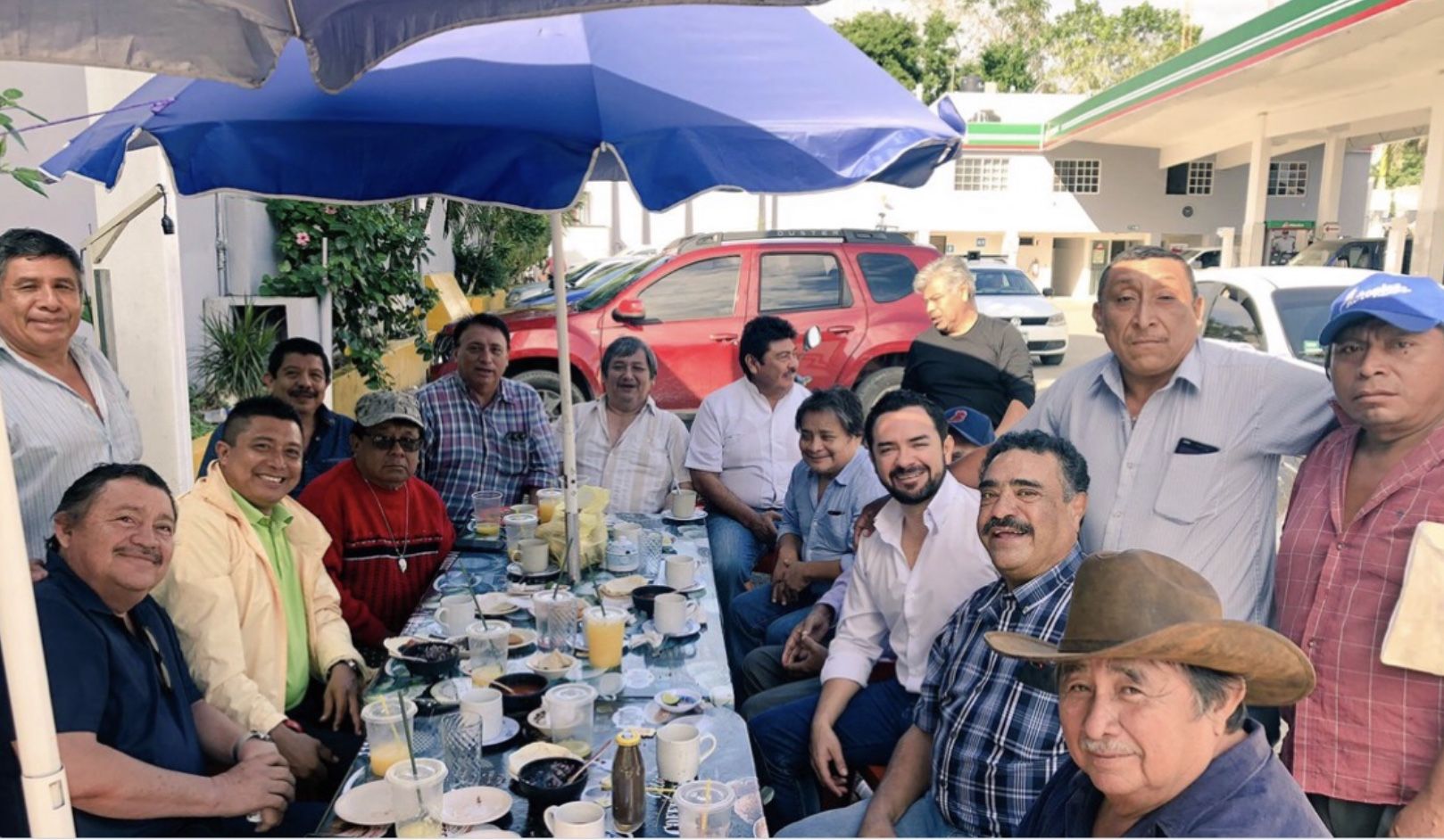Chanito cumple la liturgia del candidato | De la zona maya a Barrio Maya