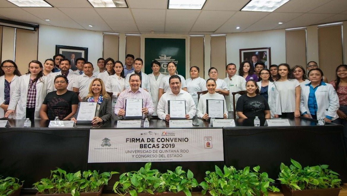 Congreso apoya con becas a estudiantes de la UQROO